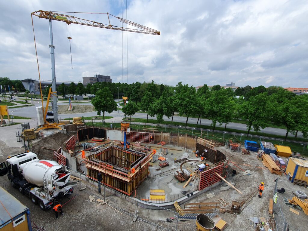 Mit der Baugrube und den ersten Kellerwänden beginnen im Frühjahr 2022 die Bauarbeiten. Was sich vom Untergeschoss an durch alle Etagen zieht, ist der Aufzugsschacht. Denn das neue Service- und Verwaltungsgebäudewird barrierefrei, bislang war das noch nicht bei allen angemieteten Räumlichkeiten der Fall.