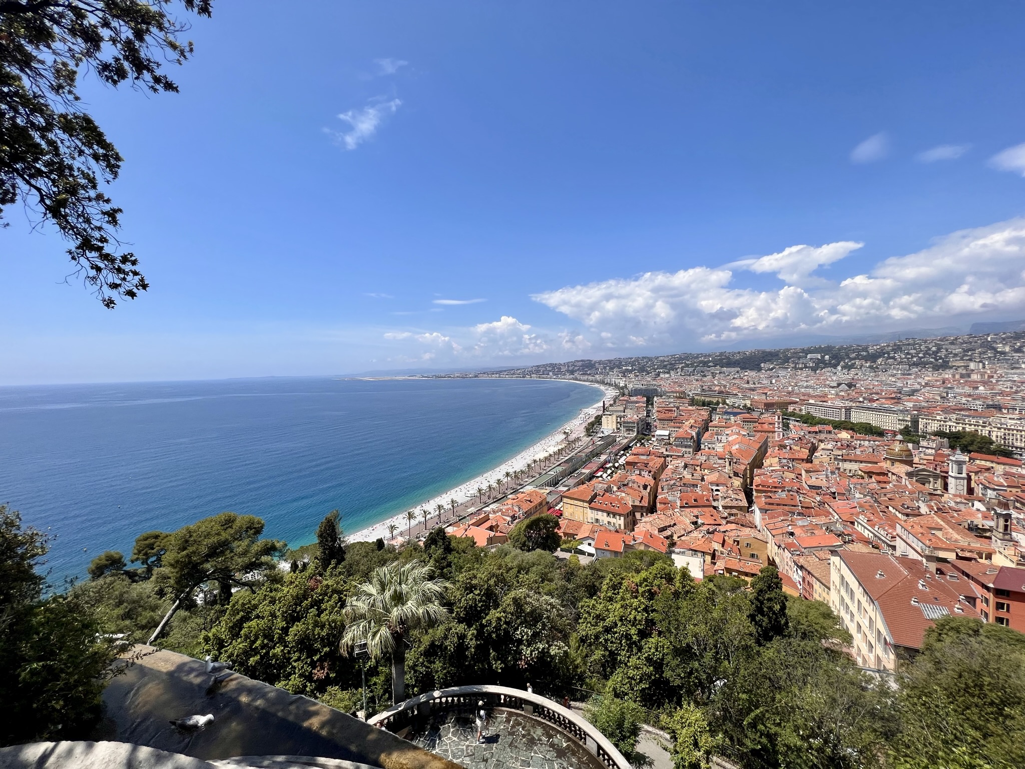 Die Promenade von Nizza. Hier an der Côte d’Azur hat das Crous Nice-Toulon seinen Sitz, mit dem das Studierendenwerk Augsburg seit 2016 einen regen Austausch pflegt. Foto: Agnes Mayer.