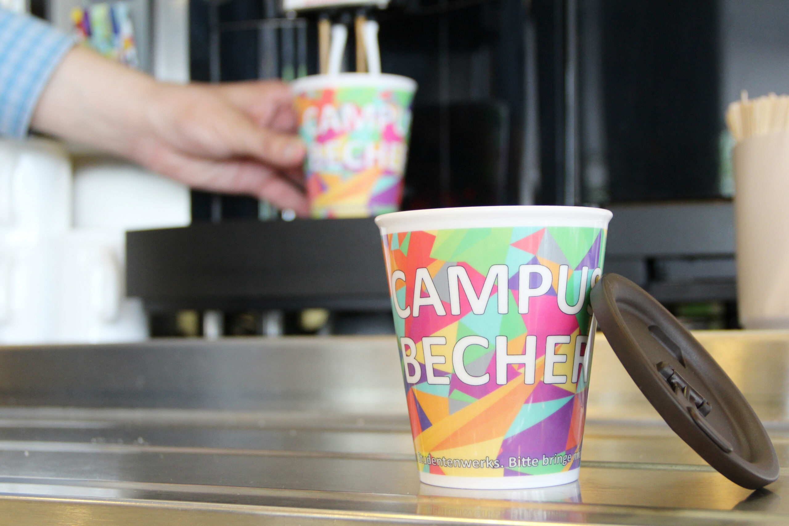 Die bunten Campusbecher ersetzen seit 2018 die Pappbecher und sind damit eine umweltfreundliche Mehrweglösung. Bild: Agnes Mayer