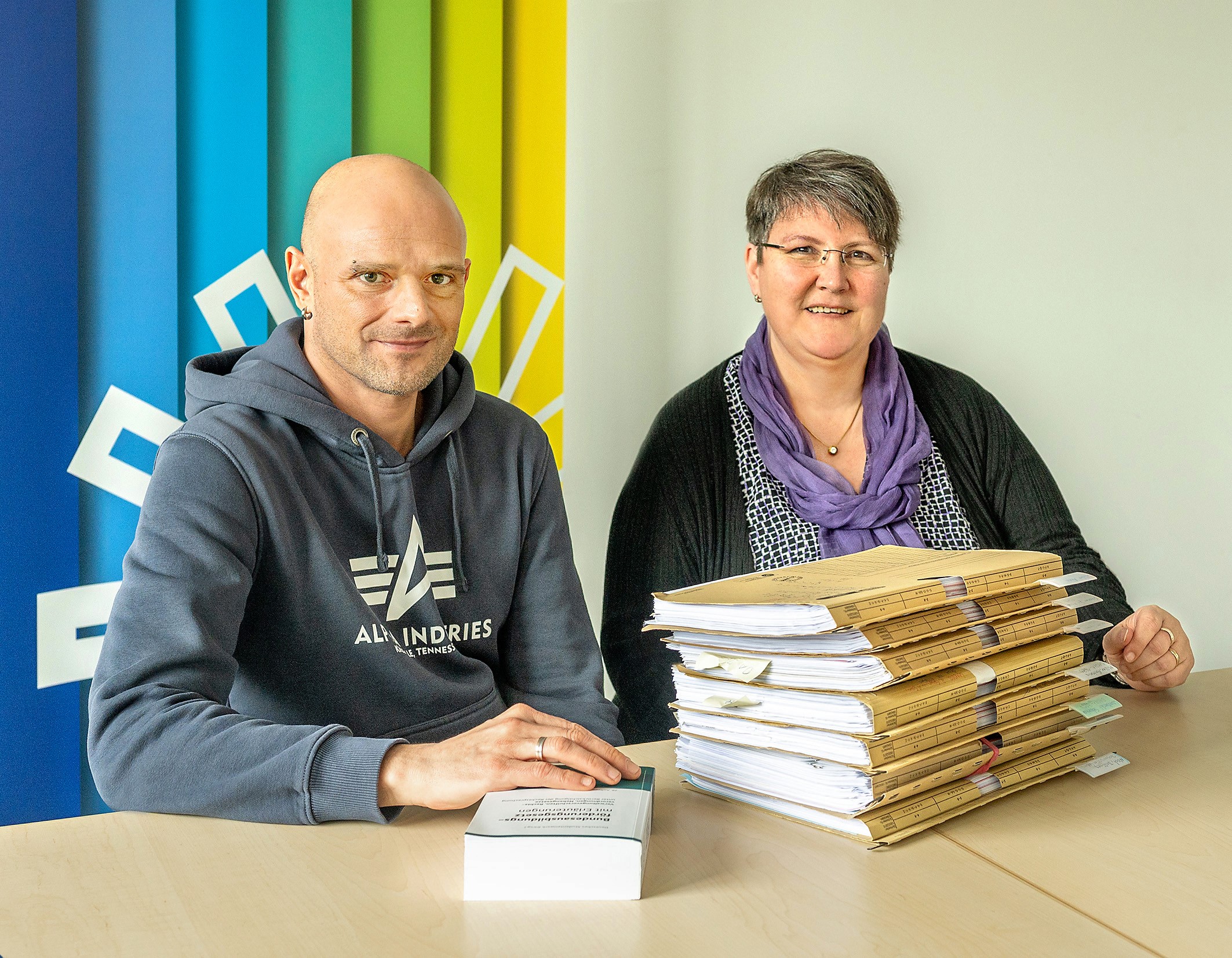 Claudia Köbler und Bernd Bayer vom Amtfür Ausbildungsförderung geben im Interview Tipps, wie man den BAföG-Antrag am besten angeht. Foto: Klaus Satzinger-Viel.